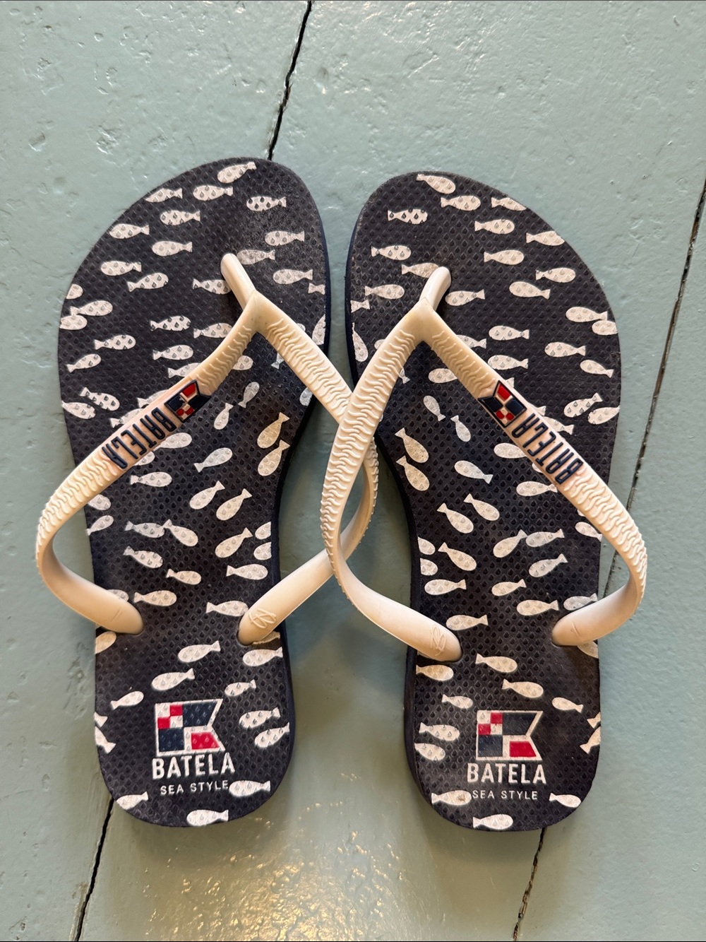 Batela kids blue and white fish-print flip flops size 3